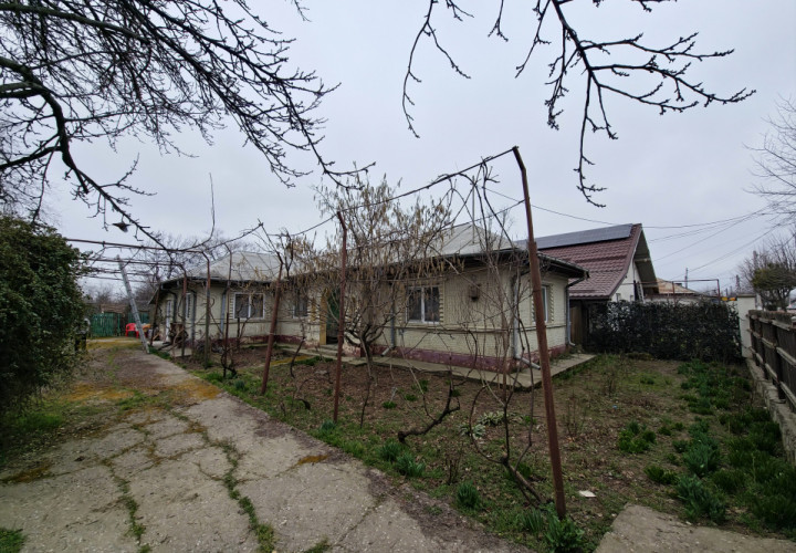 Casa (2 corpuri) si curte de 1401 mp teren la soseaua principala, Amara!