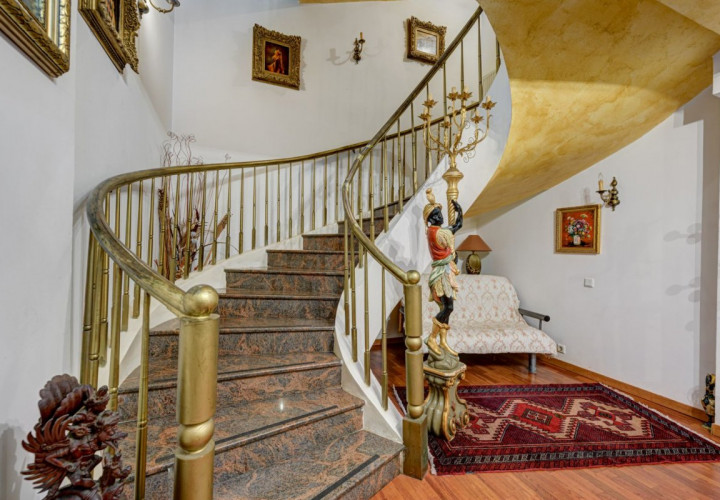 Vila spatioasa si eleganta potrivita pentru locuinta sau birou, Drumul Sarii!